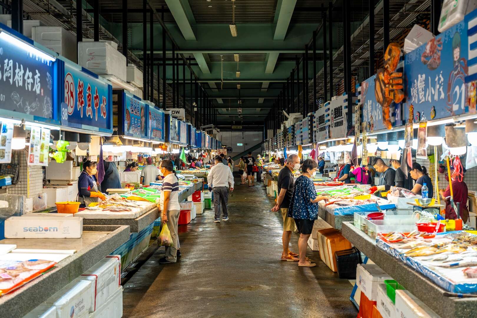 沿著高雄蚵仔寮漁港散步，在梓官海岸的暮色裡嚐一口現撈海鮮