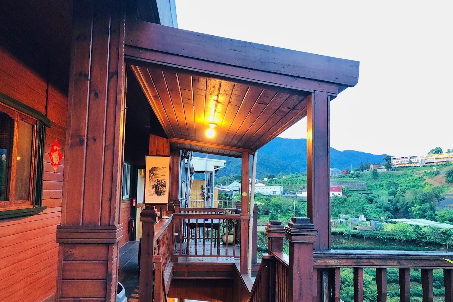 2026清境避暑秘境｜佳美渡假山莊：入住雲端木屋只要$1888，盡享茶園雲海與滿天星斗
