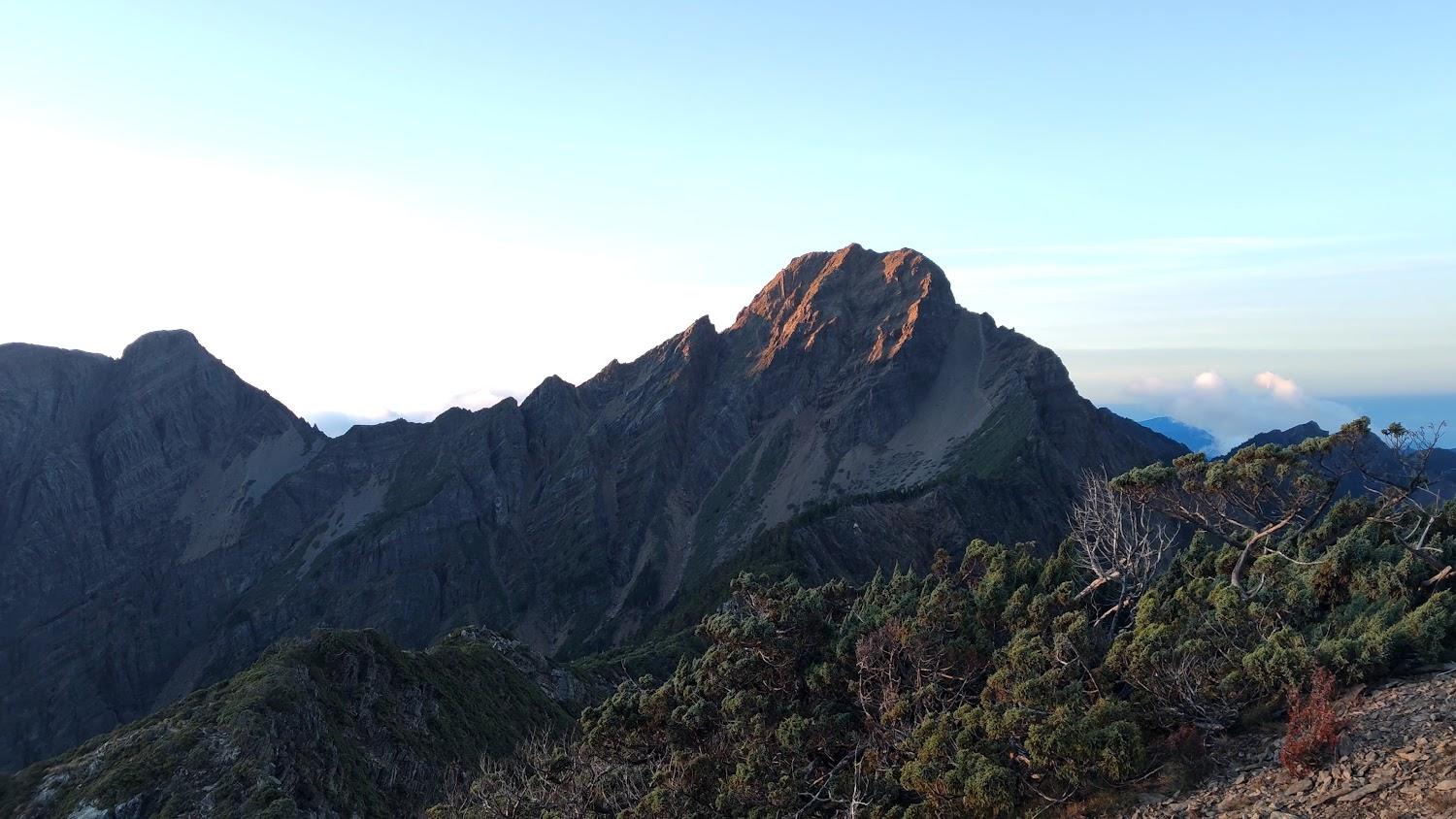 2026 玉山攻頂全攻略：站在 3,952 公尺之巔，感受東北亞第一高峰的壯麗與感動