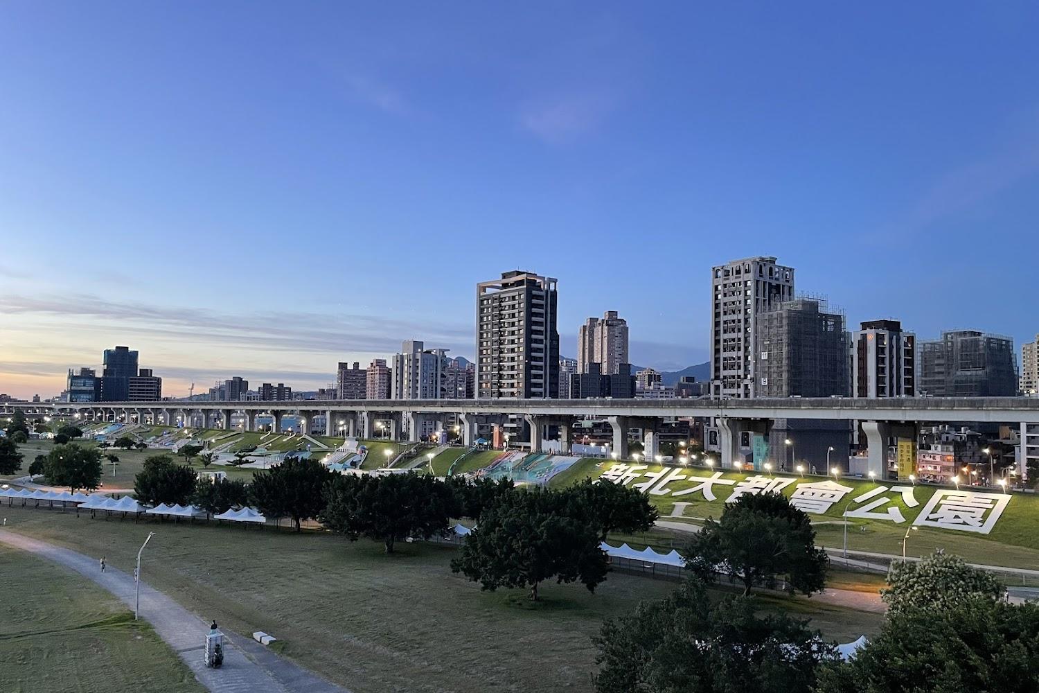 2026 新北親子必去！新北大都會公園「熊猴森樂園」攻略：31 座溜滑梯、捷運直達 424 公頃城市綠洲