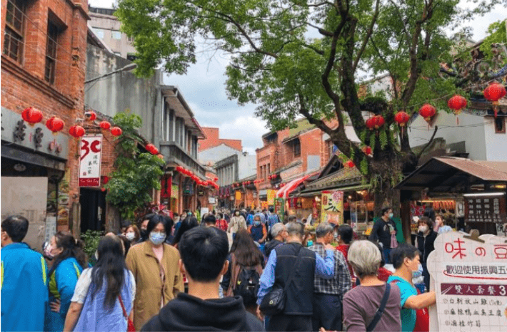 在深坑老街吃飽喝足後出發，沿炮子崙瀑布步道走向午後的清爽山色