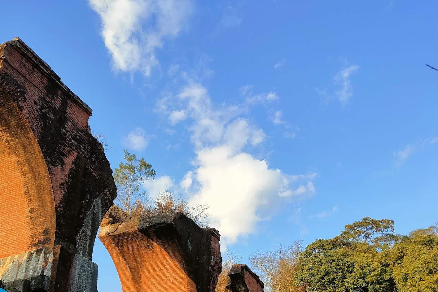 2026 苗栗三義旅遊全攻略：走進龍騰斷橋，體驗跨越世紀的紅磚藝術與舊山線鐵道美學