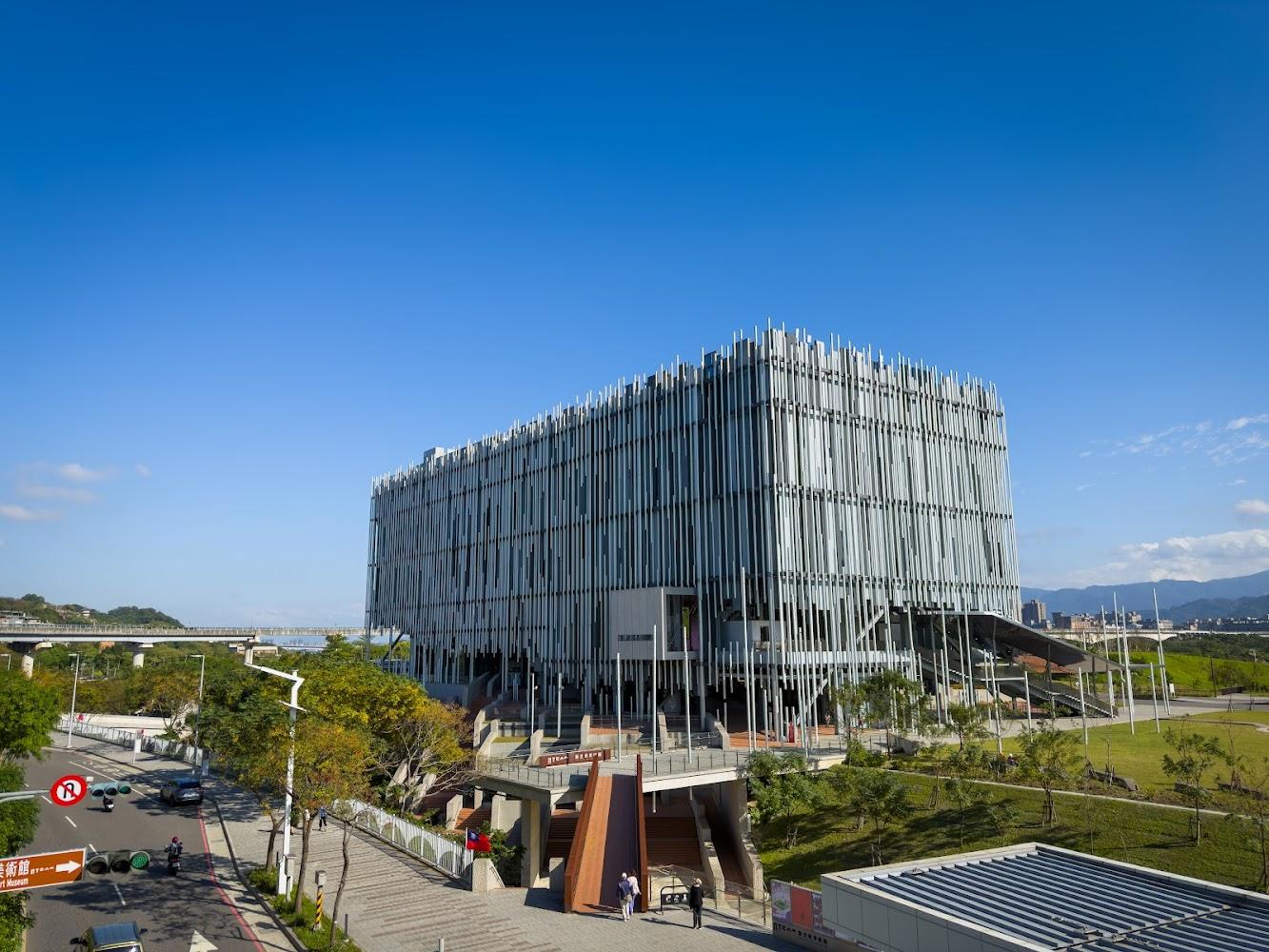 走進蘆葦叢中的藝術殿堂：2026新北市美術館全攻略，鶯歌河畔的光影美學與慢活指南