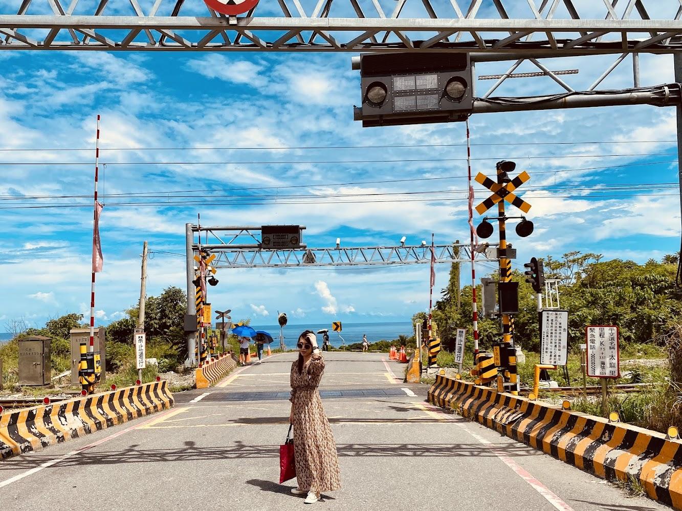 2026 台東旅遊必訪！太麻里平交道重現《灌籃高手》經典，藍色公路與鐵道交織的夢幻秘境