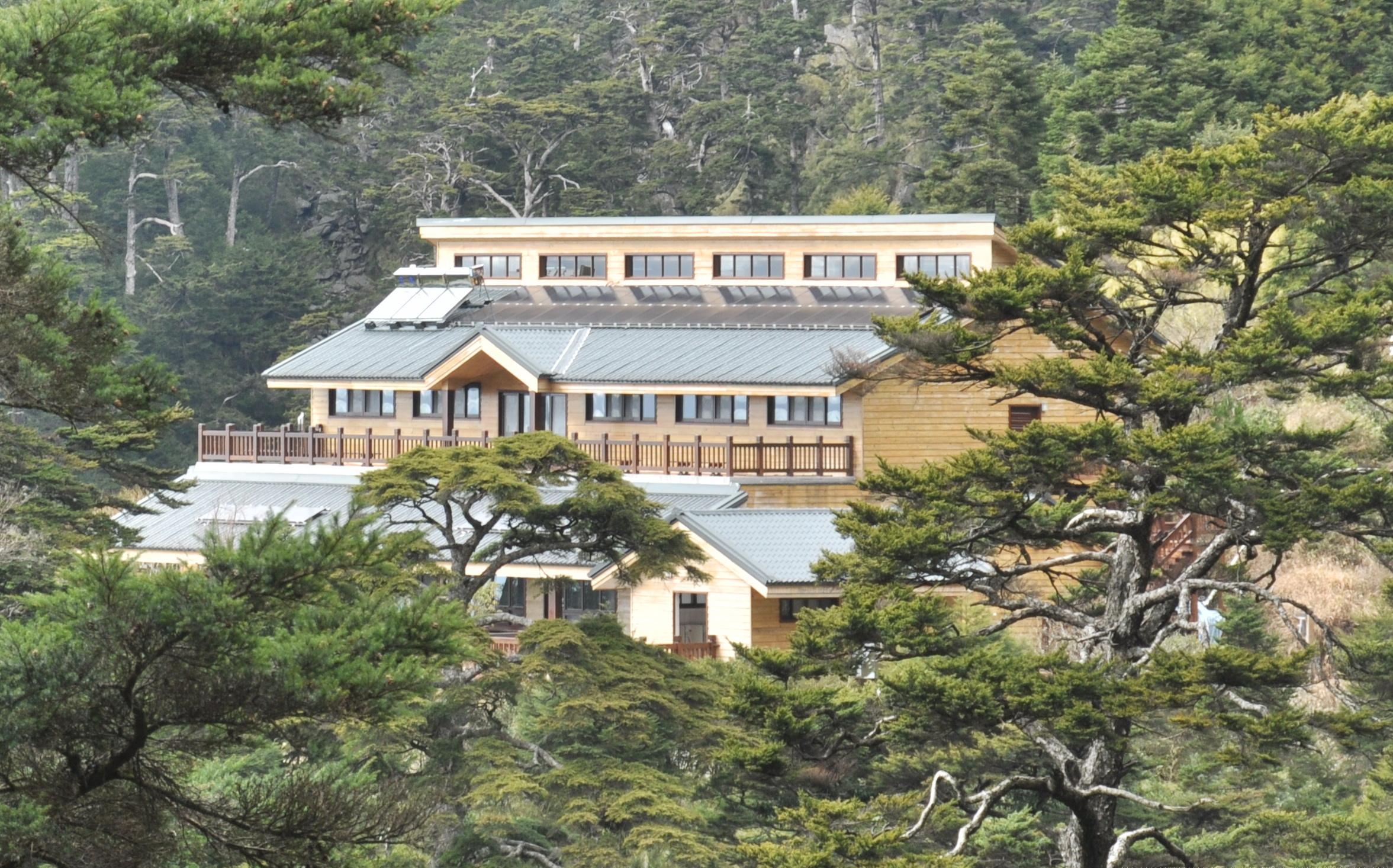 沿著能高越嶺道走進天池山莊,在雲海翻湧的傍晚住一晚