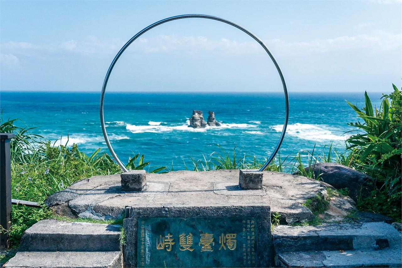 在金山萬里轉進獅頭山公園步道，沿著海岸線一步步走向燭臺雙嶼