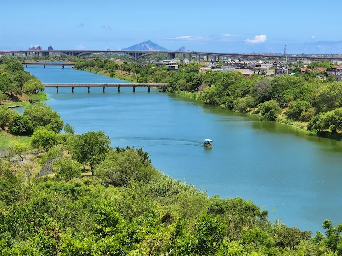 冬山河生態綠舟壯闊的草坪與鐵道交織成最美風景