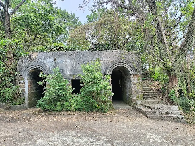 在基隆劉銘傳隧道裡慢慢走，踩著百年鐵道的山腹微光