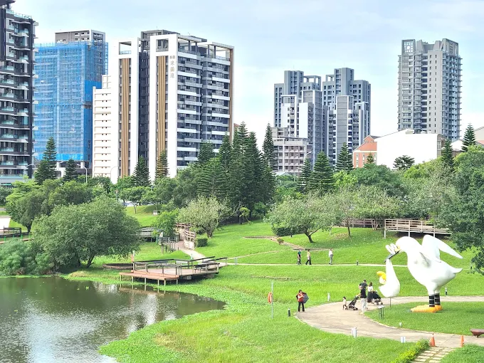 陽光落在青塘園湖面，穿過青埔公園綠地，最後走進 Xpark 的靜靜午後