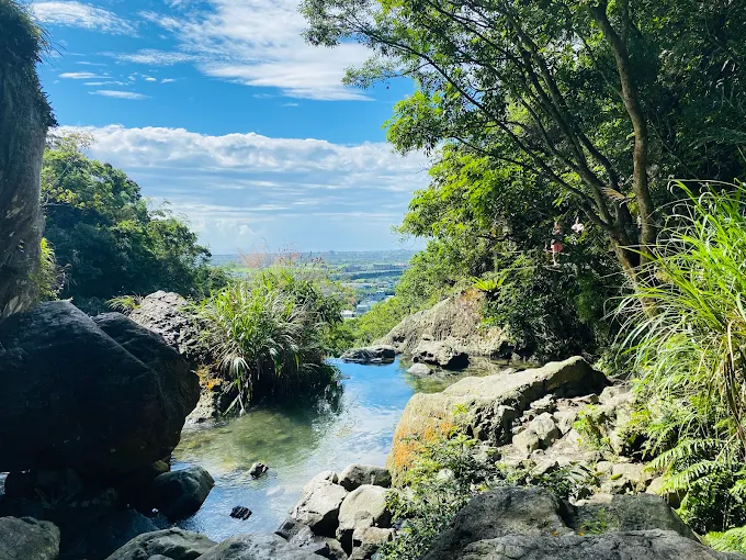 過年來宜蘭景點看海聽浪，猴洞坑瀑布是輕健行的好去處