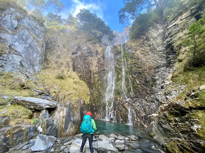 沿著能高越嶺道走進天池山莊,在雲海翻湧的傍晚住一晚