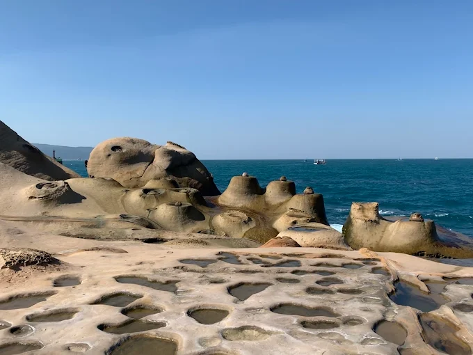 野柳特有的燭台石景觀，展現大自然的神奇工藝