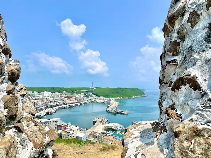 在澎湖西嶼景點之間慢慢移動，聽浪拍玄武岩再登上燈塔看海天相接