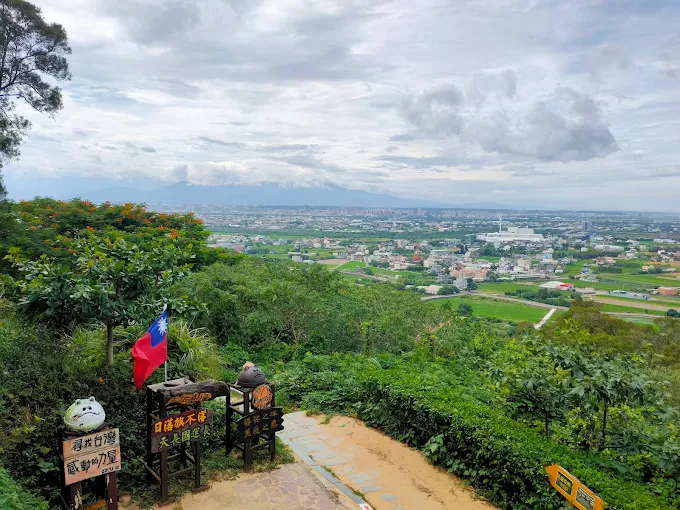 在新竹鳳崎落日步道迎著晚風前行,讓海平線陪你走到日落時分