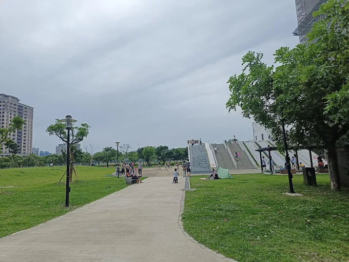 陽光落在青塘園湖面，穿過青埔公園綠地，最後走進 Xpark 的靜靜午後