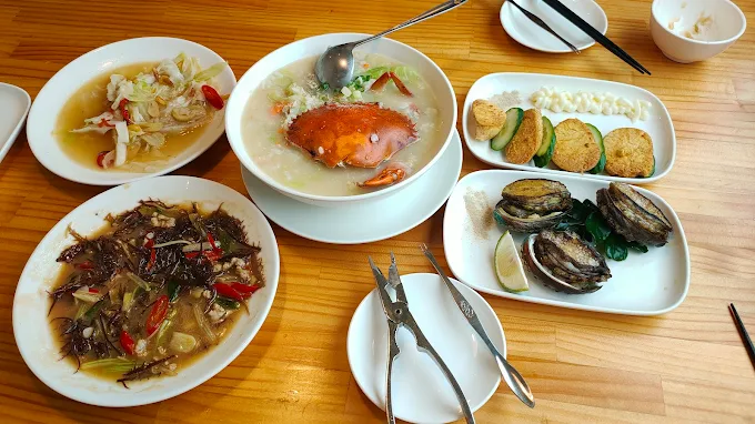 沿著濱海公路開往貢寮金沙灣，看海浪與夕陽在沙灘上慢慢鋪展