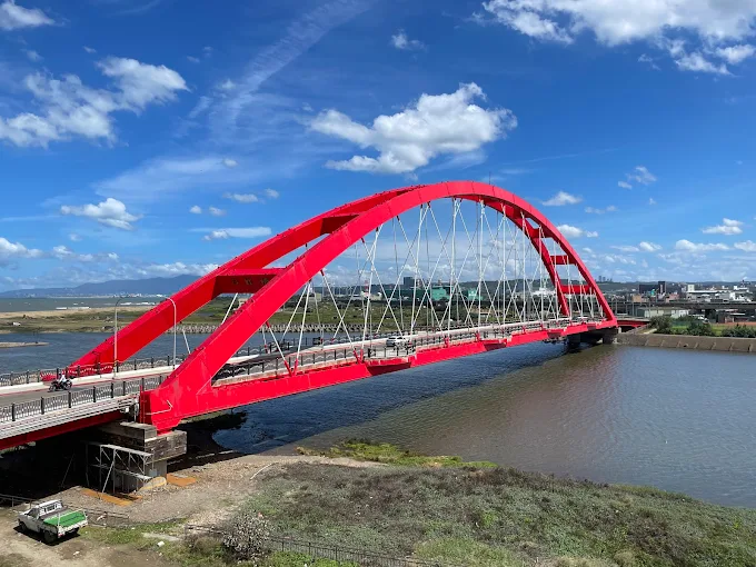 迎著海風走進桃園竹圍漁港，在彩虹橋上等一場慢慢沉下去的日落