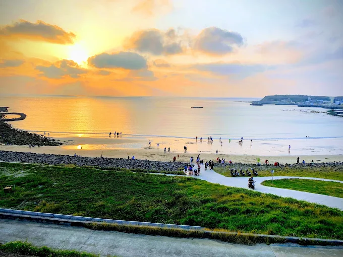 在澎湖西嶼景點之間慢慢移動，聽浪拍玄武岩再登上燈塔看海天相接