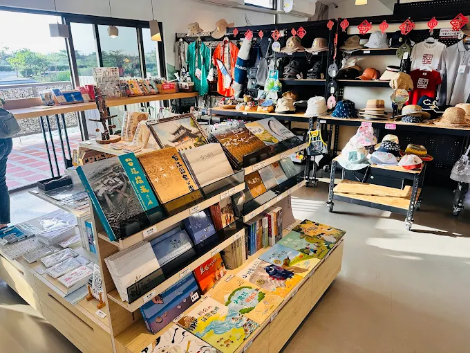 在四草水岸旁的台江國家公園遊客中心停下腳步，讓濕地風景慢慢展開