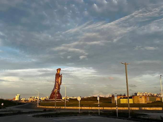 沿著澎湖西嶼海岸前行，在玄武岩與古堡之間遇見藍色天際線
