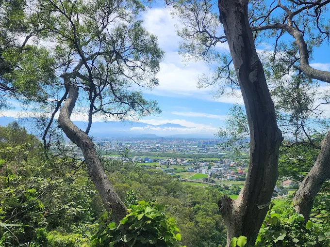 在新竹鳳崎落日步道迎著晚風前行,讓海平線陪你走到日落時分