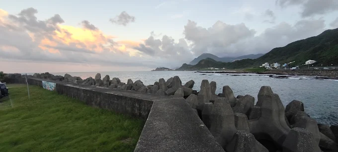 沿著基隆望海巷跨海景觀橋緩步而行，把北海岸的浪花與天空收進眼底