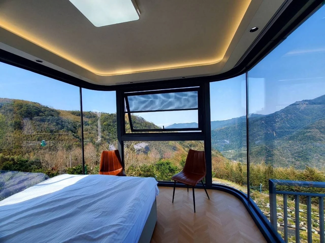 不急著下山的一晚,在新竹尖石數碼天空太空艙裡迎接夜色與雲海交替