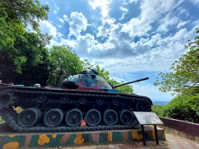 在新竹鳳崎落日步道迎著晚風前行,讓海平線陪你走到日落時分