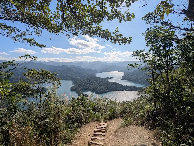 春日走進石碇翡翠水庫，在新北鱷魚島捕捉山水輪廓