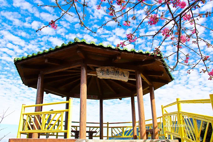 位於山谷間的回音亭，遊客可以在此體驗山谷回聲的奇妙感，並欣賞周邊險峻的地勢。