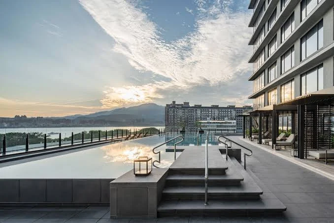 在淡水夕陽與山影之間，循著這份淡水住宿推薦住進慢慢的夜