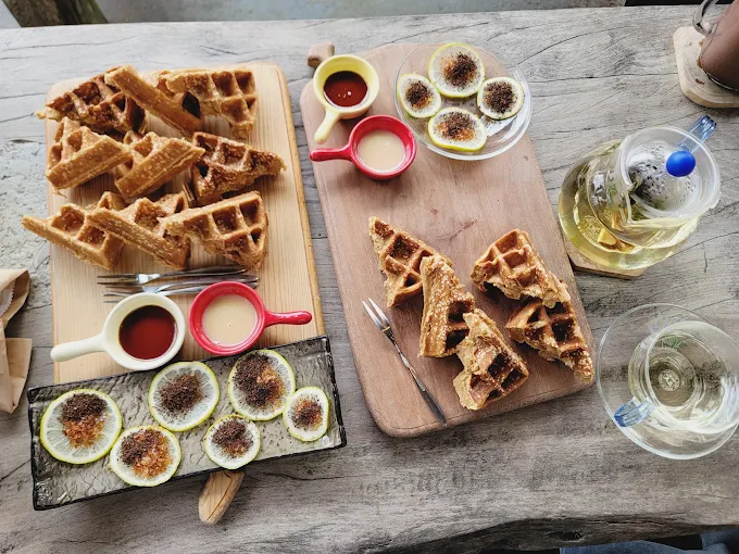 開過彎曲山路後的阿里山，我選擇在阿將的家23咖啡館，把旅途暫時放在桌上