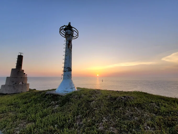 在澎湖西嶼景點之間慢慢移動，聽浪拍玄武岩再登上燈塔看海天相接
