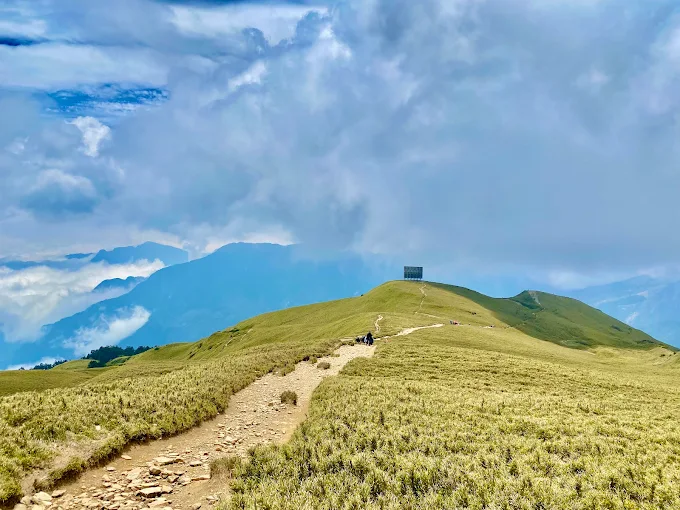 當城市退到身後，從合歡山到虎山，7 條登山步道讓台灣風景一層層展開