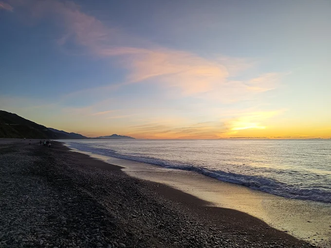 在台東太麻里金站溫泉民宿的清晨推開窗，海風與暖湯一起迎接新的一天