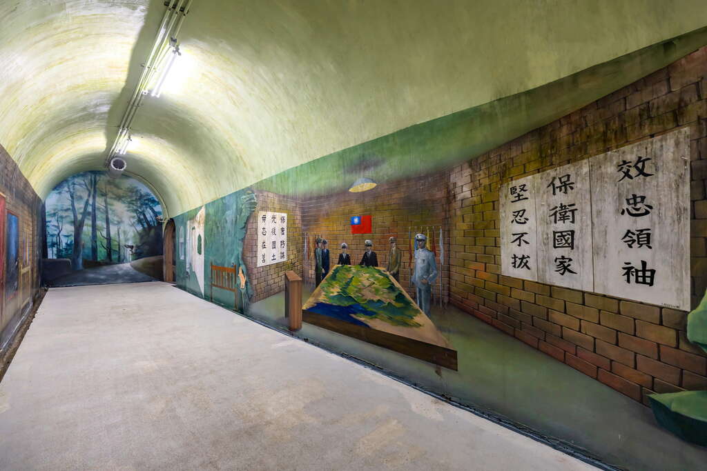 午後沿著角板山行館的坡道往下走,穿越戰備隧道再把山色倒影收進景觀池