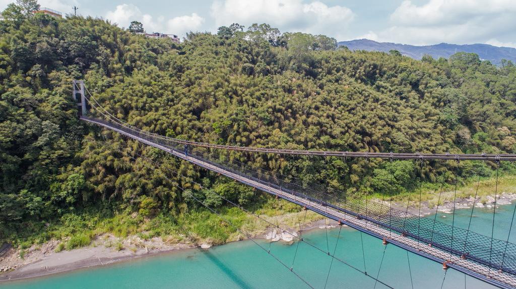 走進桃園復興的小烏來天空步道，在清晨山霧裡俯瞰瀑布翻湧的瞬間