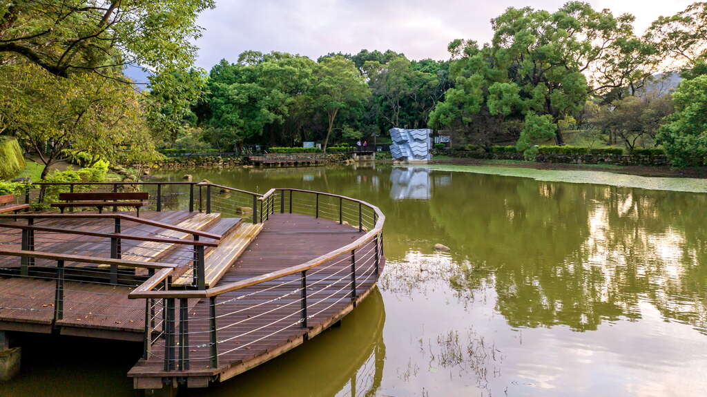 午後沿著角板山行館的坡道往下走,穿越戰備隧道再把山色倒影收進景觀池