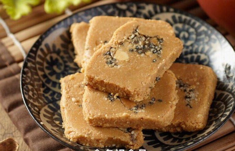 一吃就停不下來！金門人氣伴手禮「金名祖傳統軟貢糖」爆紅，花生香＋黑芝麻越嚼越香