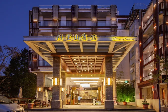 清晨走進阿里山國家森林遊樂區,在雲海翻湧間迎接第一道日出光