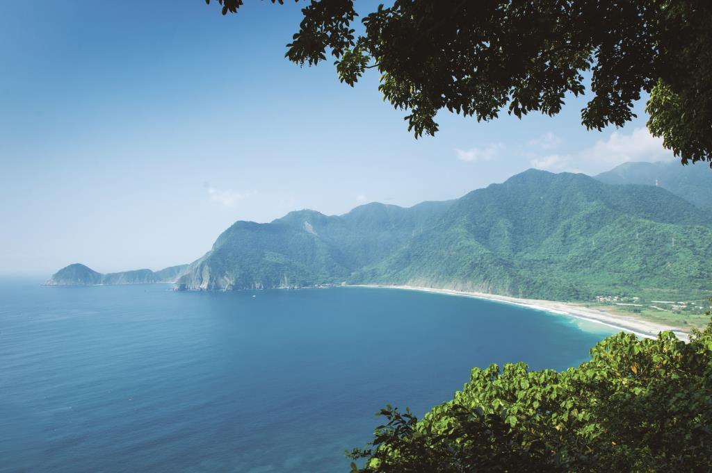 在蘇澳粉鳥林迎著海風散步，把宜蘭藍綠礫石灘收進兩天一夜