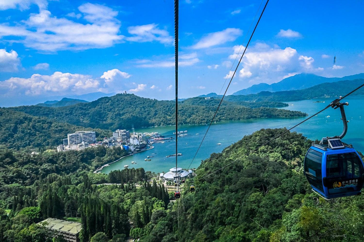 日月潭纜車於空中穿梭，俯瞰山坡與湖面景致