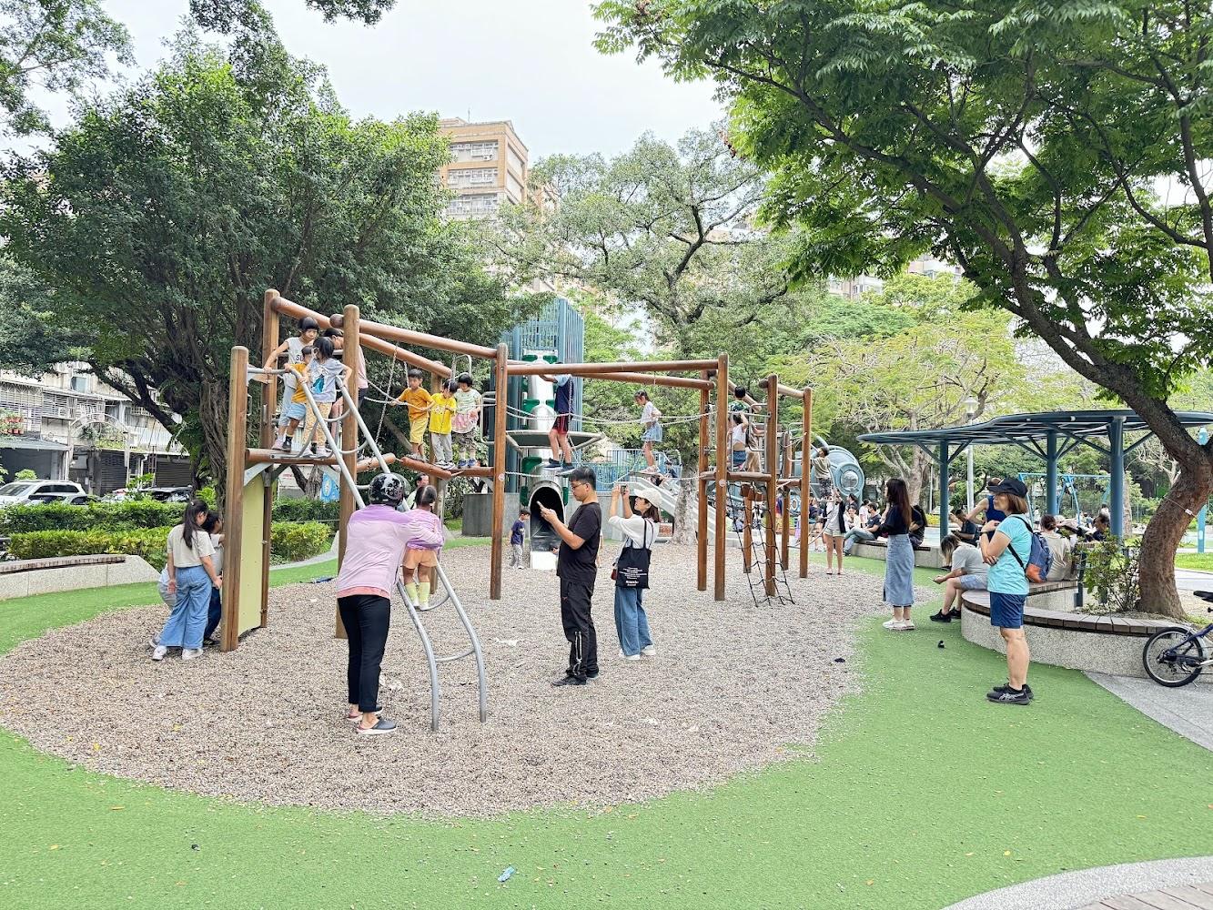 飛行探索共融式遊戲場設施全景