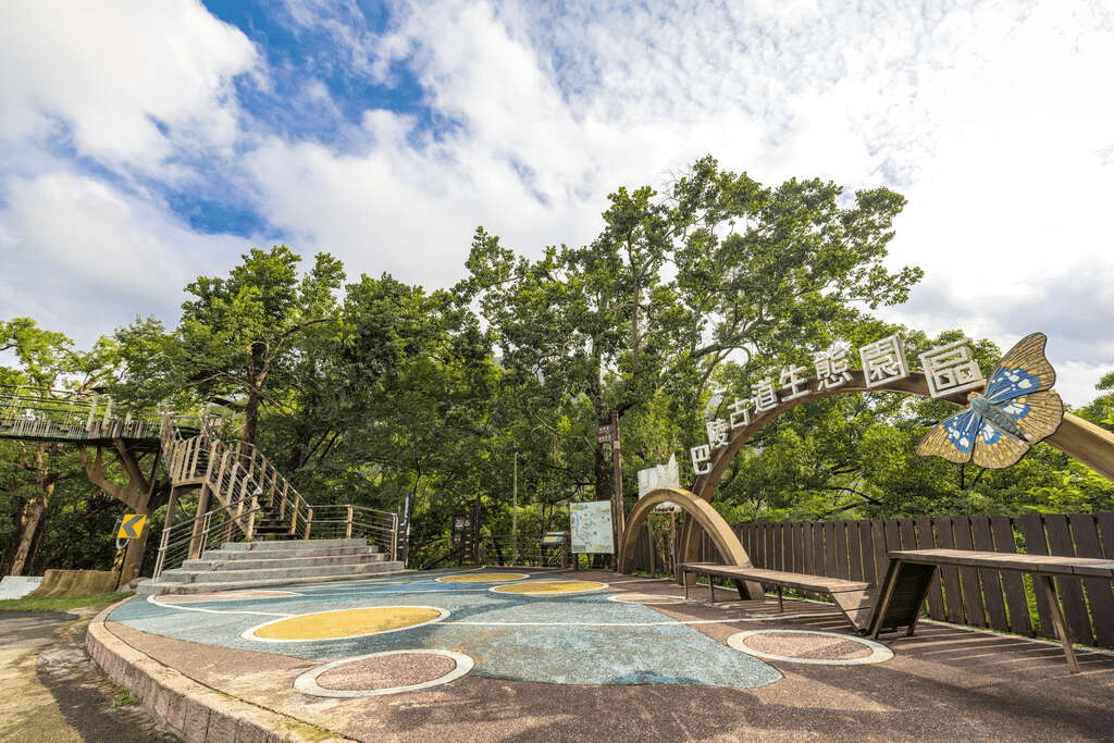 桃園復興山霧之中，巴陵古道靜靜延伸，把泰雅記憶與森林氣息寫成風景