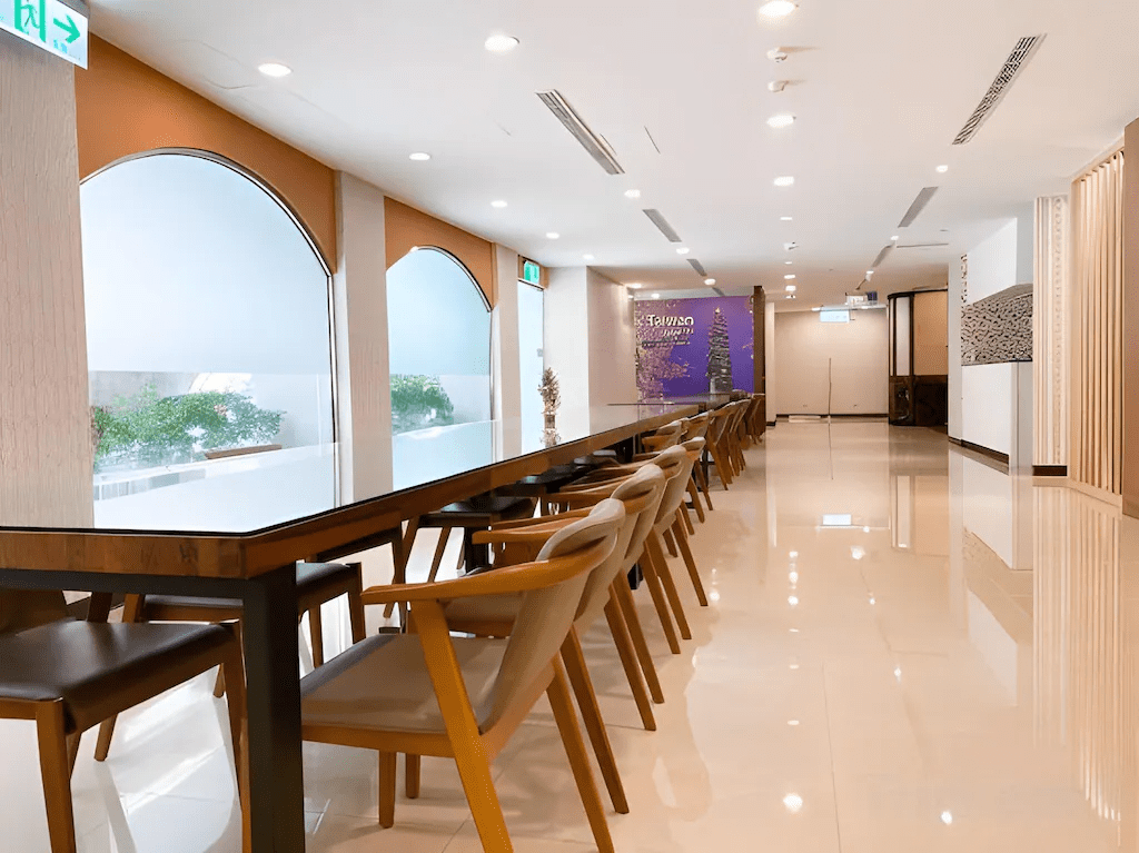 同一大飯店簡約舒適的大廳休息區