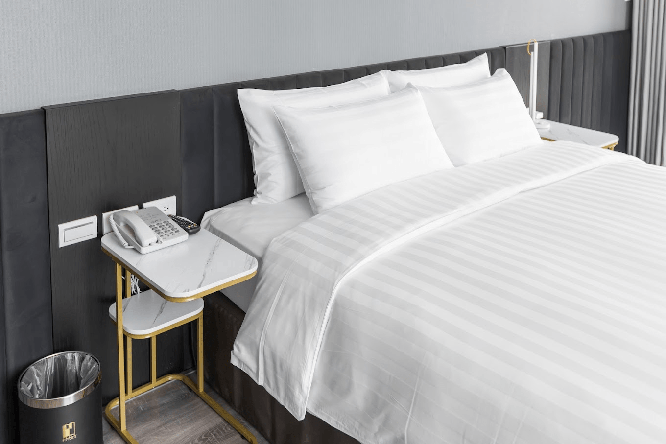 帝后大飯店舒適明亮的客房內部空間