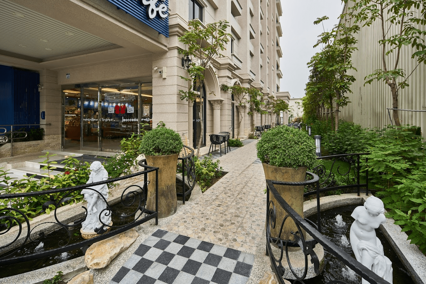 媚力泊飯店外觀，展現簡約寧靜的住宿氛圍