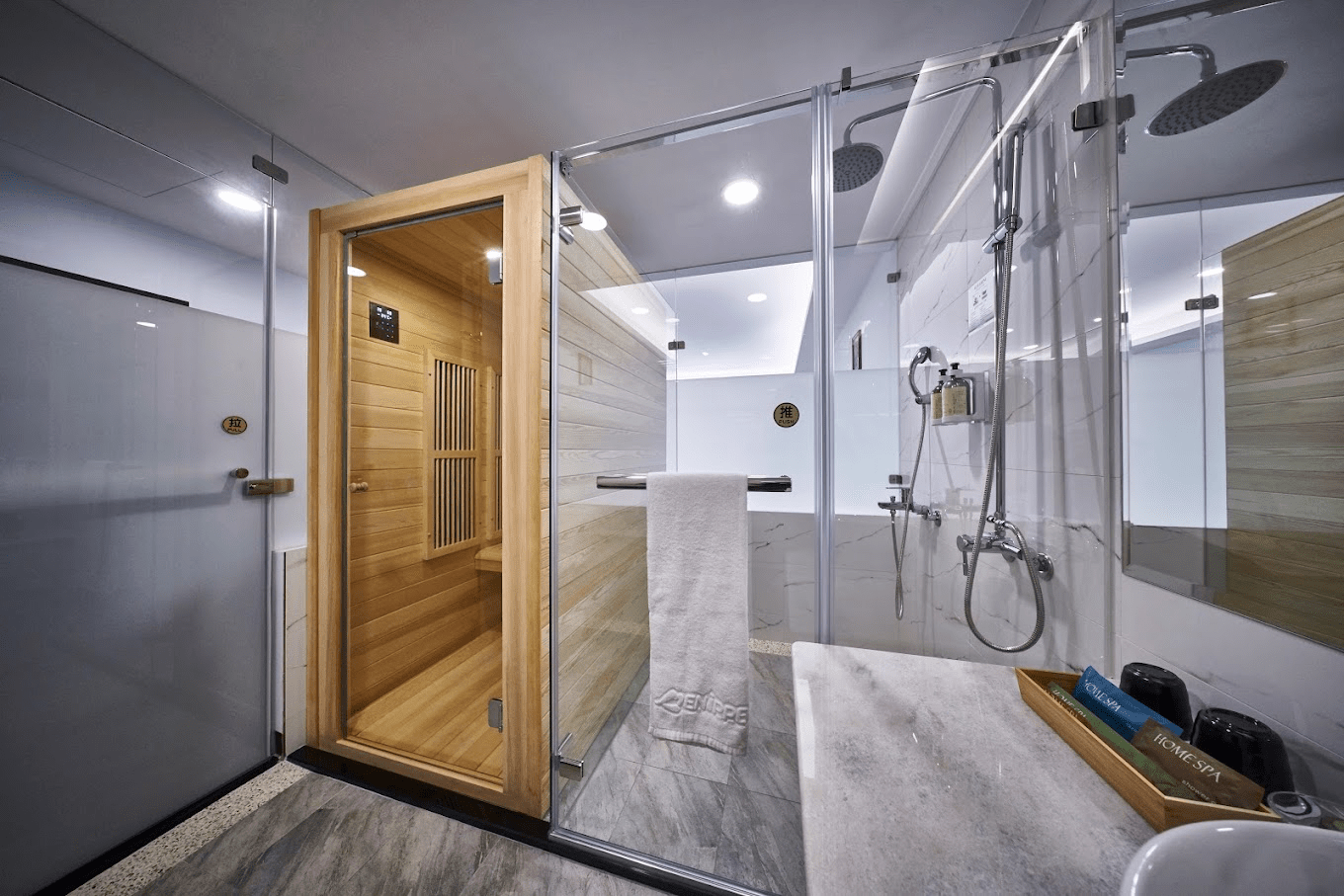 媚力泊飯店明亮整潔的公共空間與接待區域