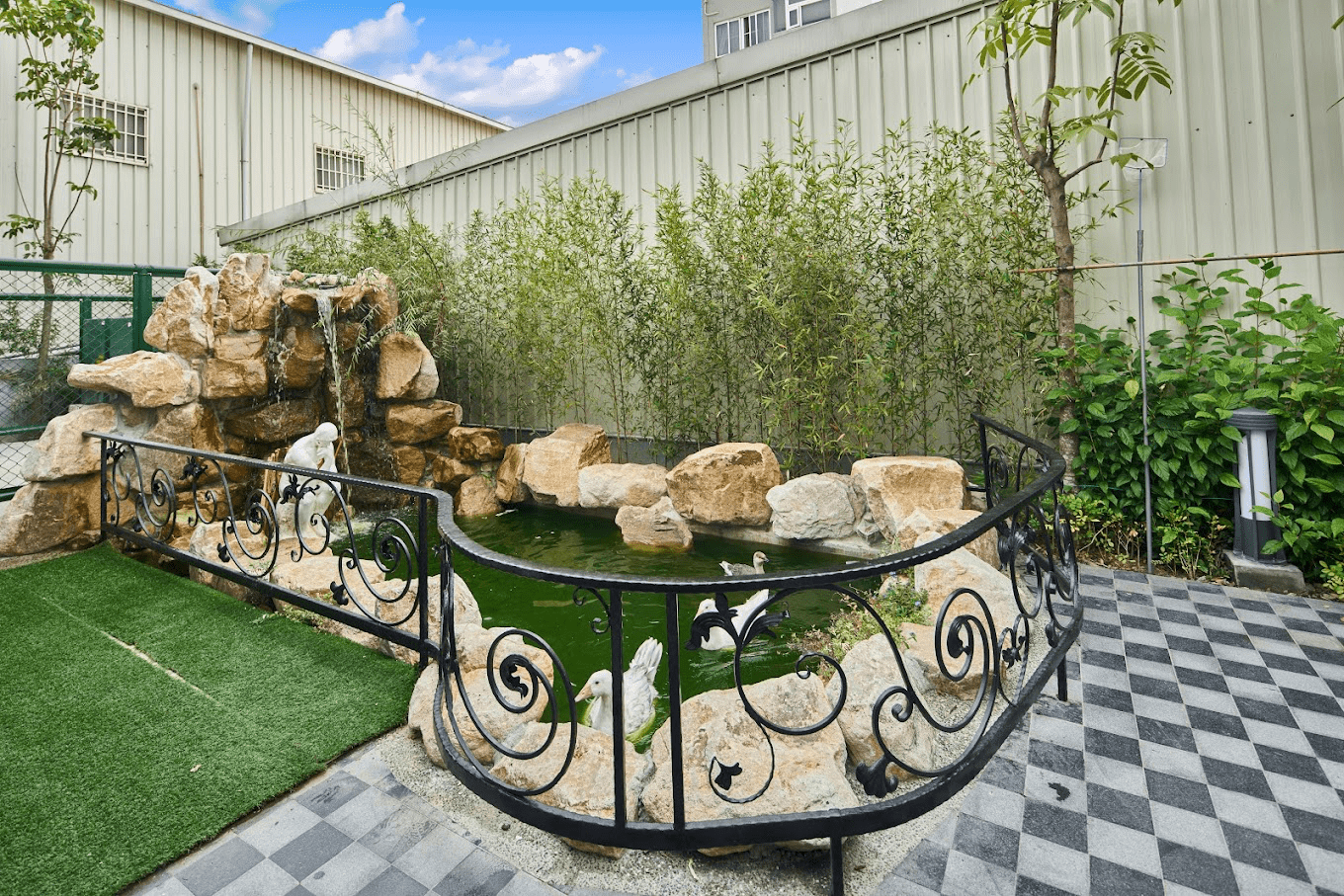 從媚力泊飯店周邊街道看出去的寧靜居住環境