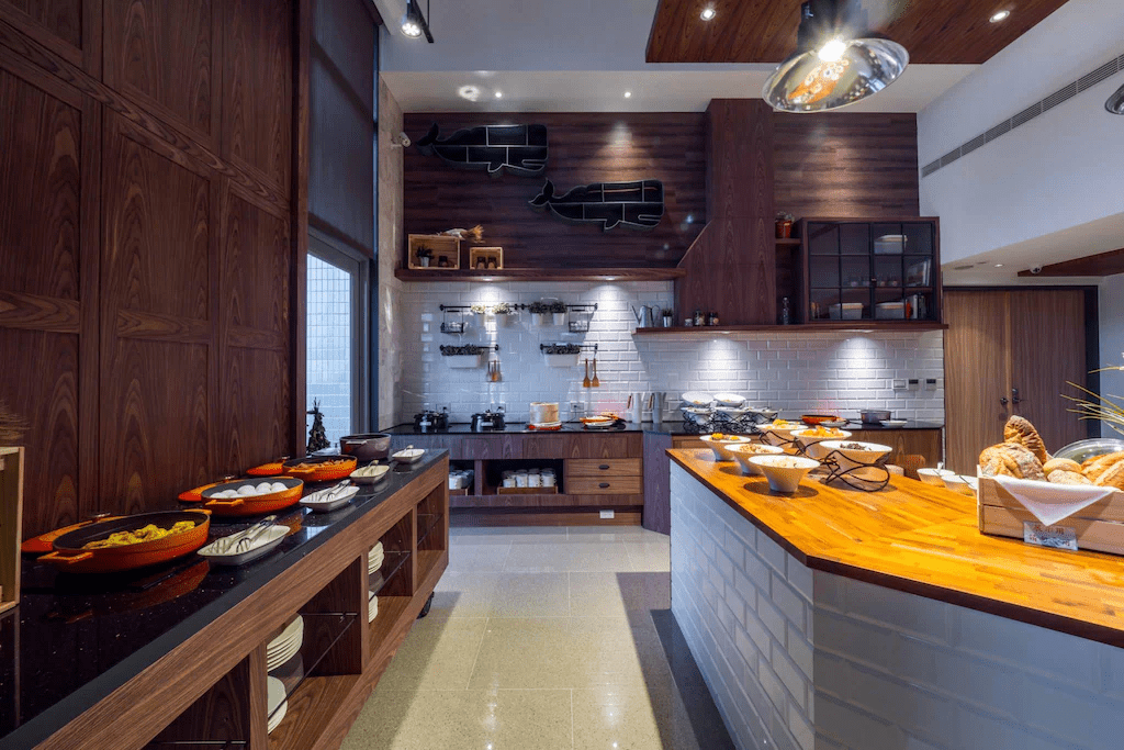 碧港良居商旅站前館周邊繁華的街景，顯示出高雄車站商圈豐富的餐飲與購物選擇